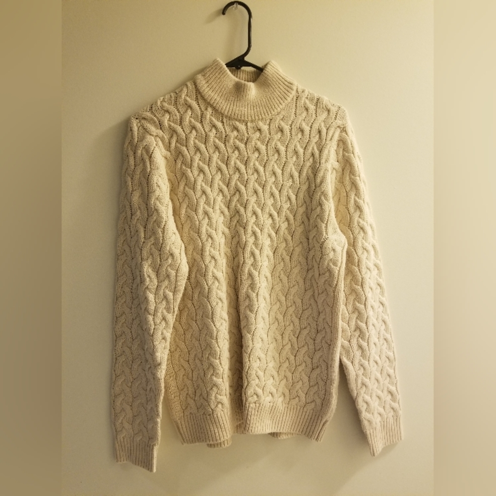 H&m medium size white turtle neck